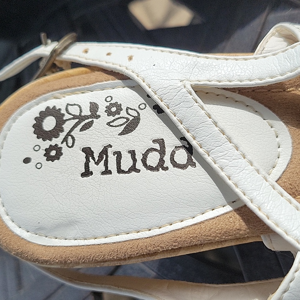 Mudd white leather like 3" high heel shoes size 6.5 with buckle Wrap - Picture 9 of 12